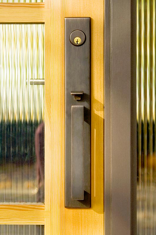 Durų su stiklo fragmentais spyna atitinka durų paskirtį ir durų dizaino stilių