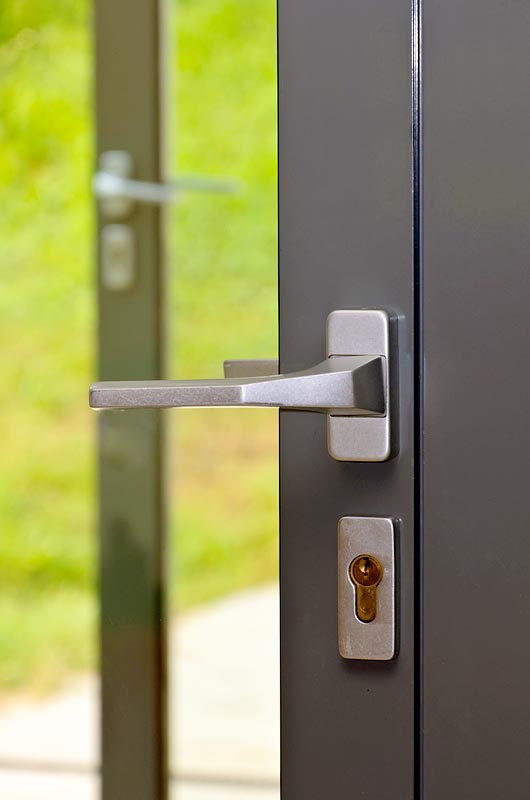 Į stiklinių durų rėmus galima įstatyti universalios paskirties spynas